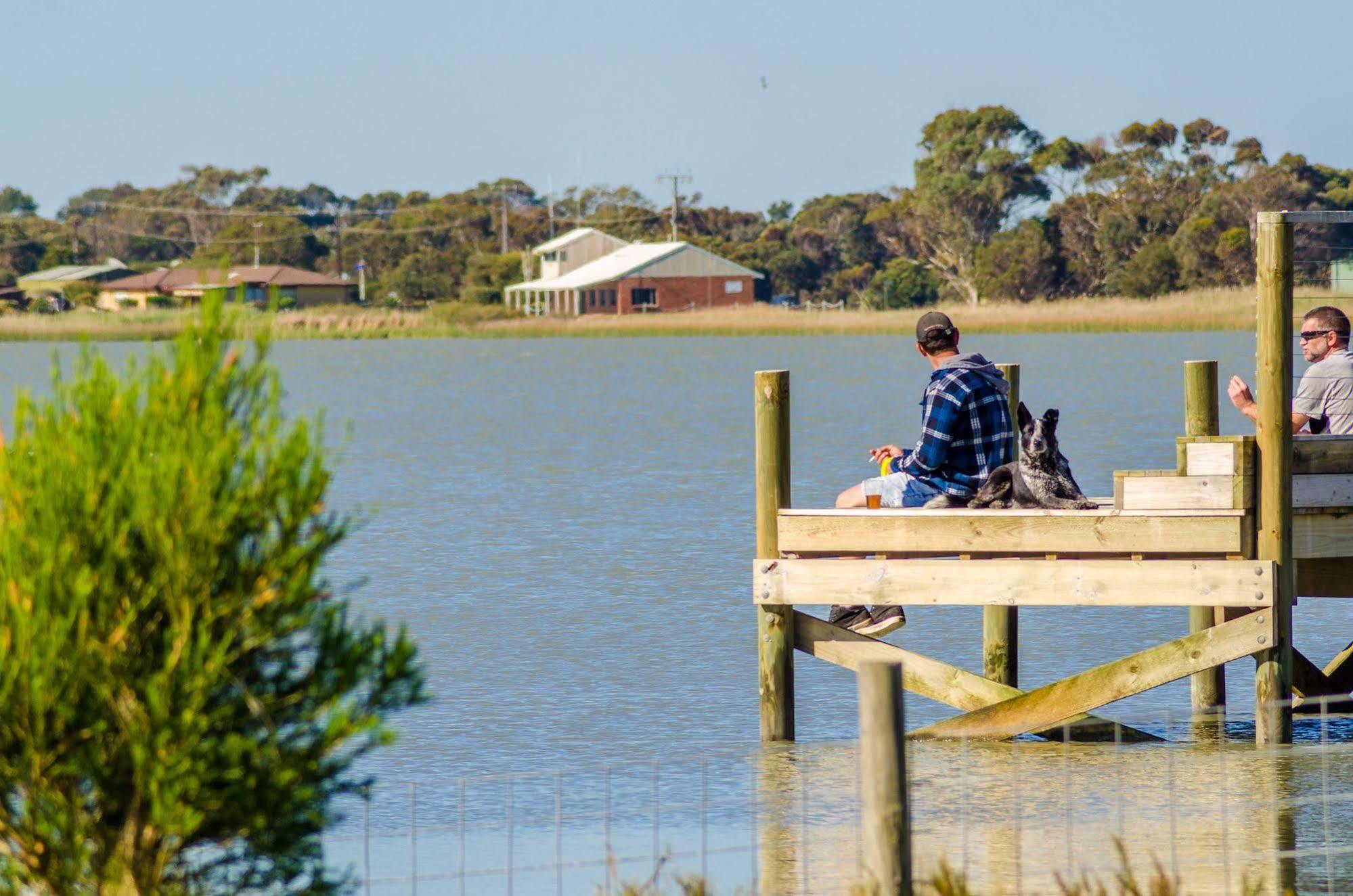 Lake Albert Caravan Park Hotel Meningie Bagian luar foto