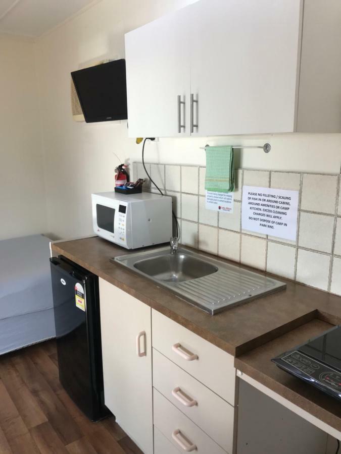 Lake Albert Caravan Park Hotel Meningie Bagian luar foto